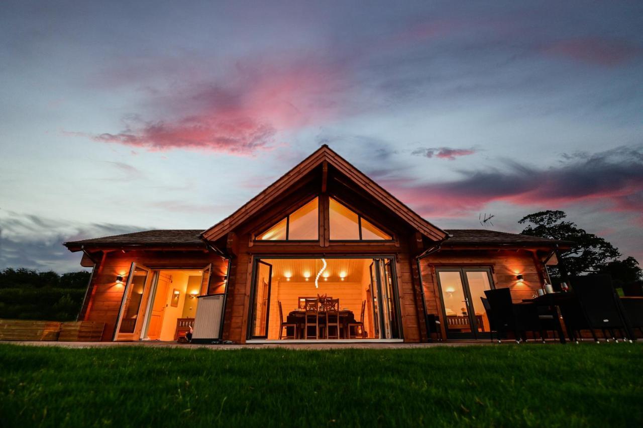 Cuddfan Lodge On A Gorgeous Private Lake Newport  Exterior foto